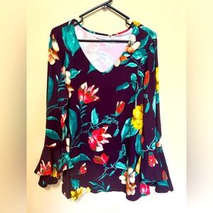 Susan Graver bell sleeve L top